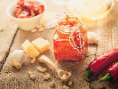 Рецепта Червен сос песто от сушени домати, орехи, рикота, чесън и сирене пармезан